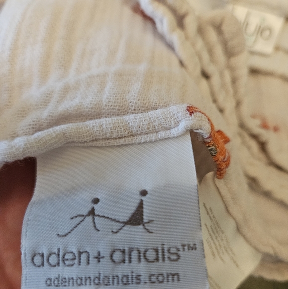 2 muslin swaddling blankets and one excellent condition munch mitt. - Picture 2 of 3